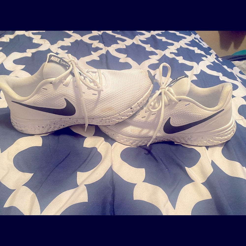 EUC Women’s Nikes size 8.5